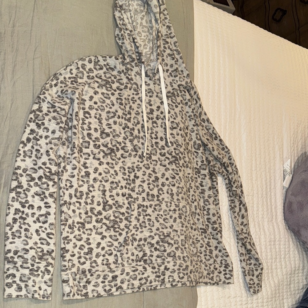 Leopard Print Women's Lounge Set - Picture 2 of 8
